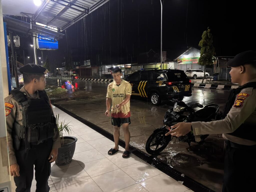 HUJAN TAK HALANGI PENGABDIAN, PERSONEL POLRES KUTIM TETAP MAKSIMAL LAYANI MASYARAKAT