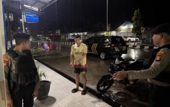Hujan Tak Halangi Pengabdian, Personel Polres Kutim Tetap Maksimal Layani Masyarakat