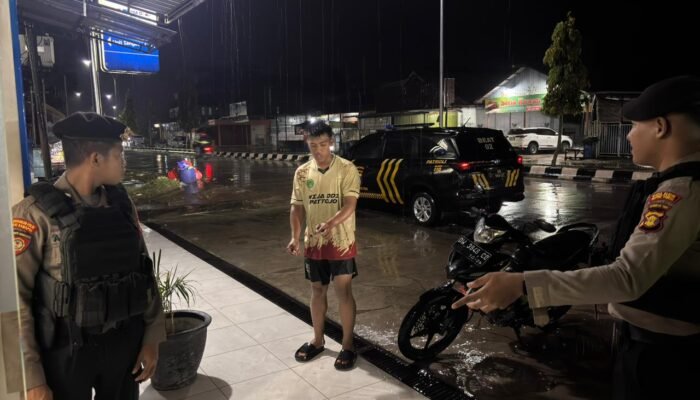 Hujan Tak Halangi Pengabdian, Personel Polres Kutim Tetap Maksimal Layani Masyarakat