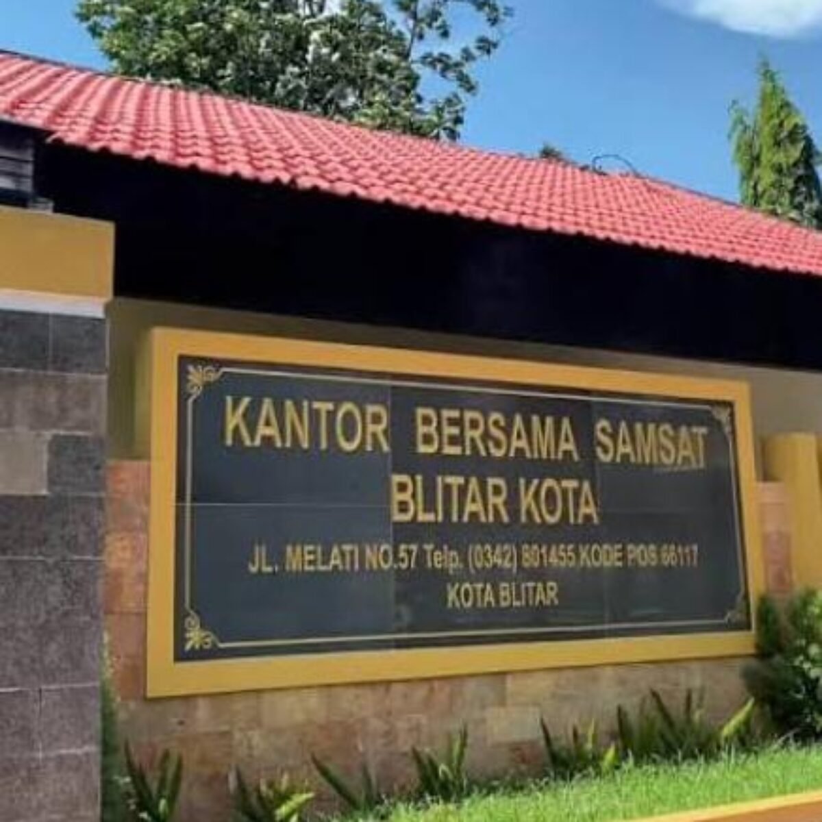 Diduga Calo Berkeliaran Bebas di Samsat Blitar Kota, Warga Langsung Ditawari “Jalur Cepat”