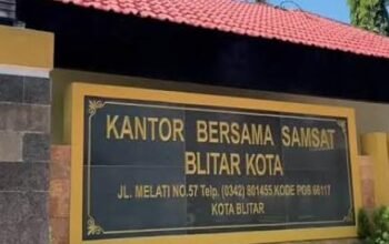 Diduga Calo Berkeliaran Bebas di Samsat Blitar Kota, Warga Langsung Ditawari “Jalur Cepat”