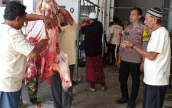 Polsek Maja Pantau Pemotongan Massal Hewan Kurban di Masjid Agung Syifaul Quluub ‎