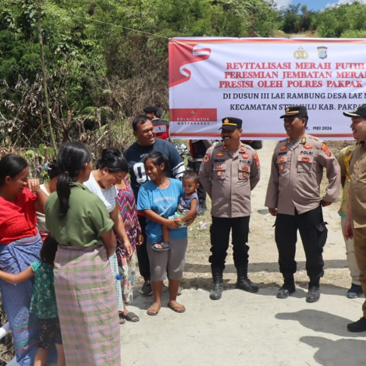 Polres Pakpak Bharat Revitalisasi Jembatan Merah Putih di Desa Lae Langge Namuseng Kecamatan STTU Julu
