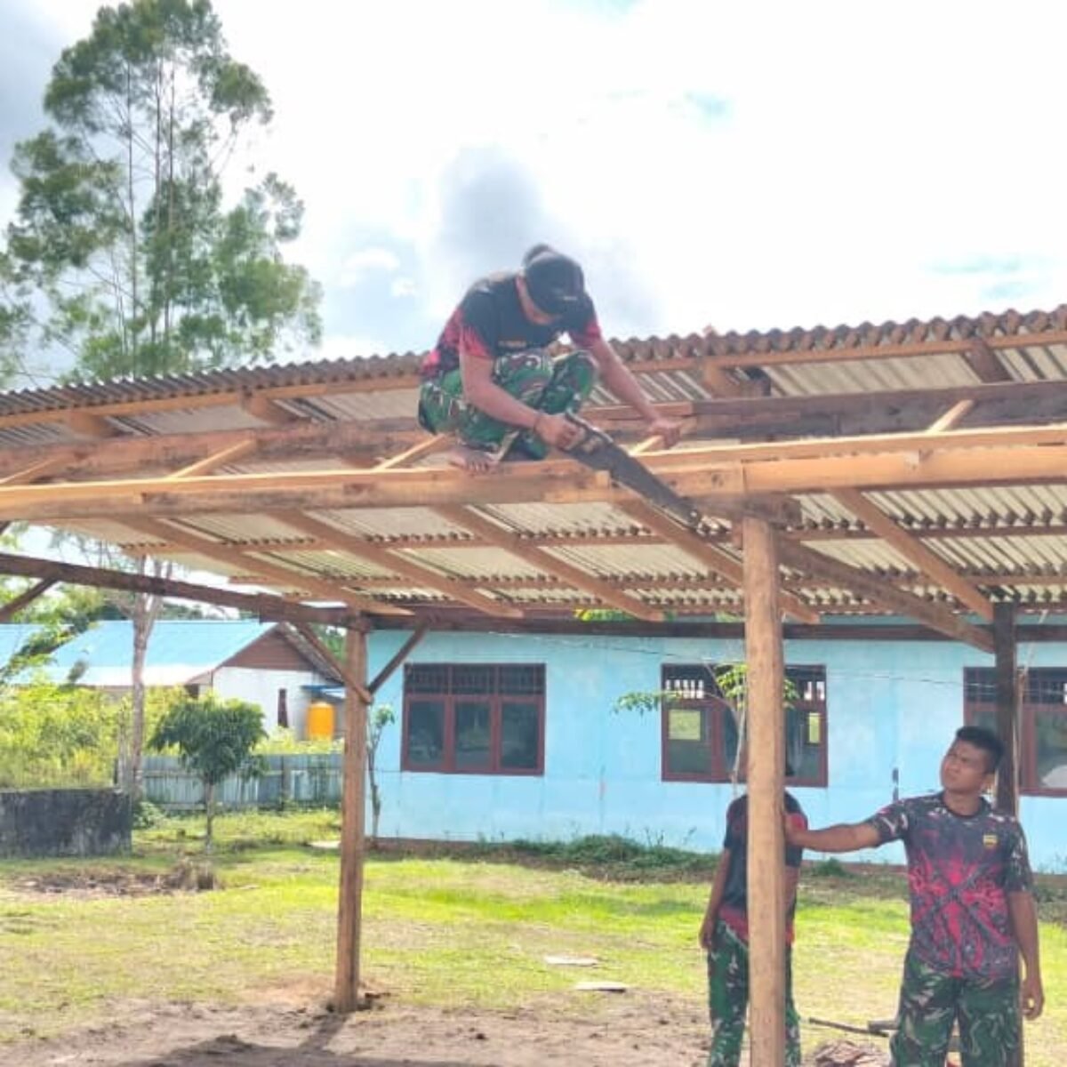 Satgas Yonif 123/Rajawali Bangun Garasi Gereja GPI Eci di Distrik Assue, Asgon