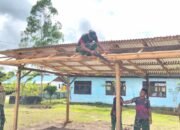 Satgas Yonif 123/Rajawali Bangun Garasi Gereja GPI Eci di Distrik Assue, Asgon