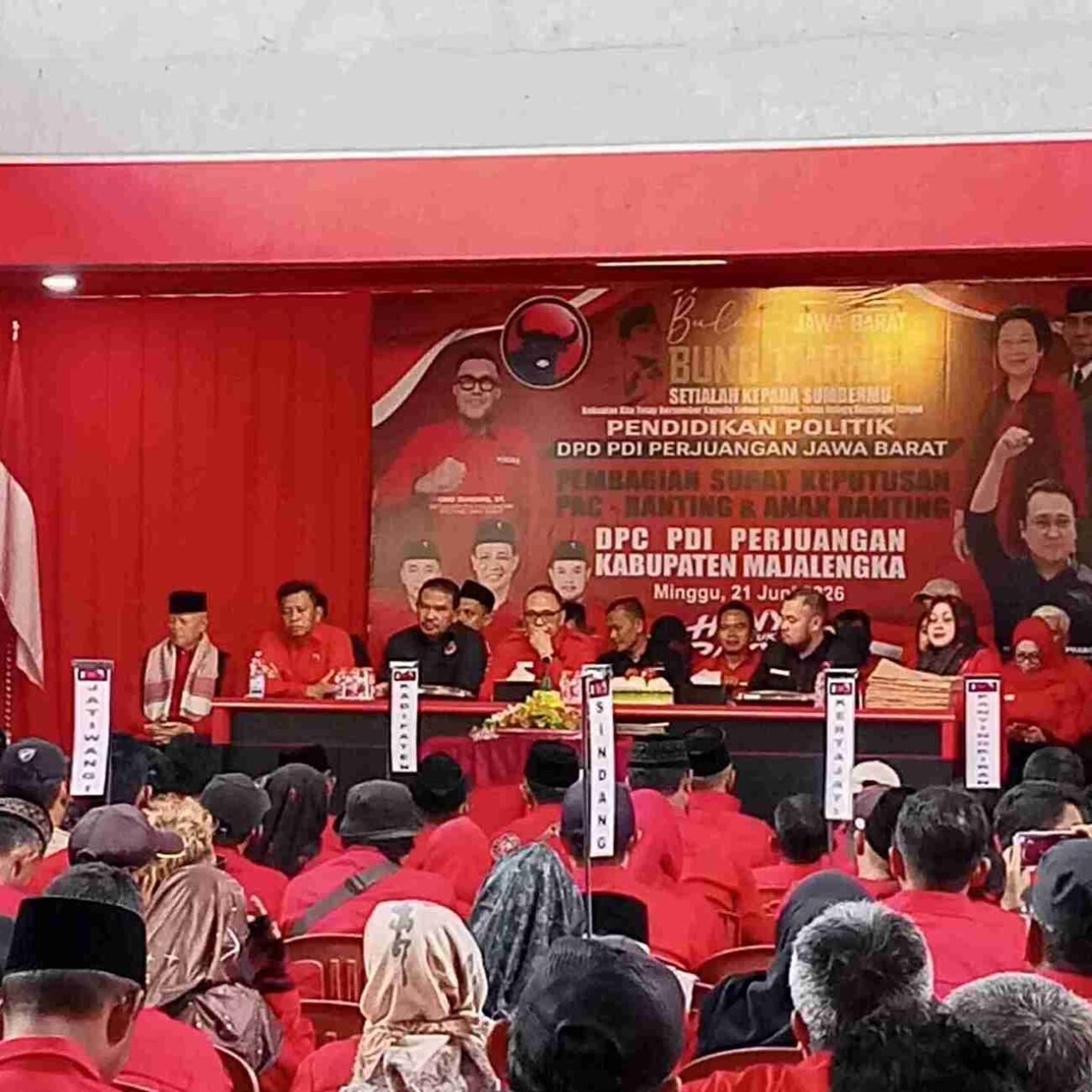 Haul Bung Karno Dan Konsolidasi Partai, DPC PDI Perjuangan Majalengka Serahkan SK 26 PAC