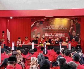 Haul Bung Karno Dan Konsolidasi Partai, DPC PDI Perjuangan Majalengka Serahkan SK 26 PAC