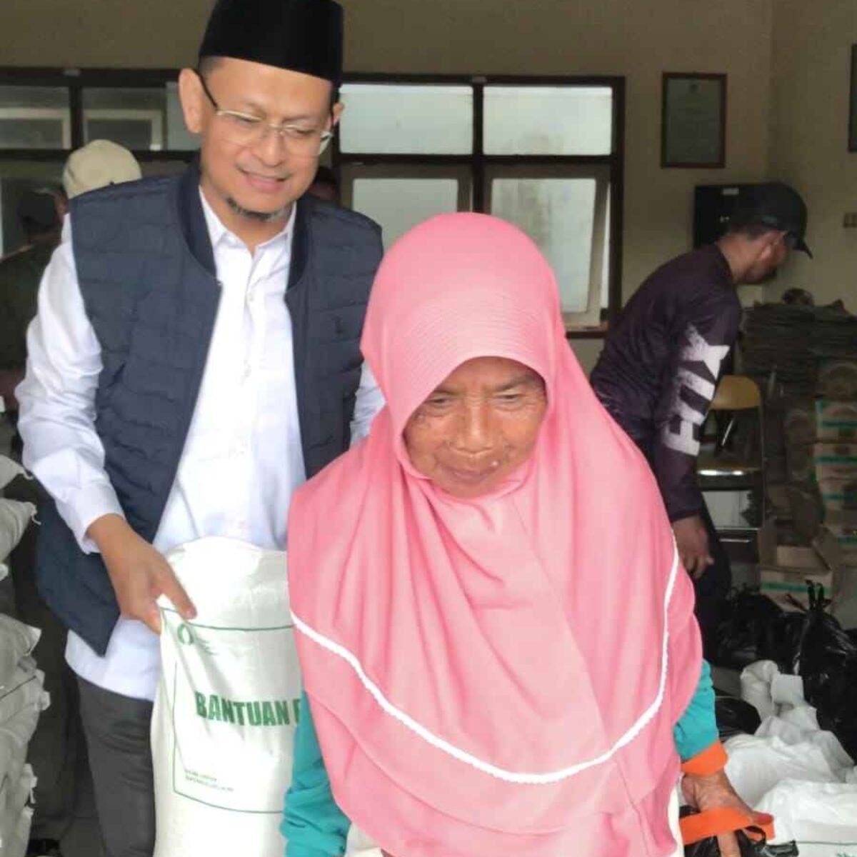 FOTO:Camat Maja Membantu Warga Lansia yang mendapat bantuan