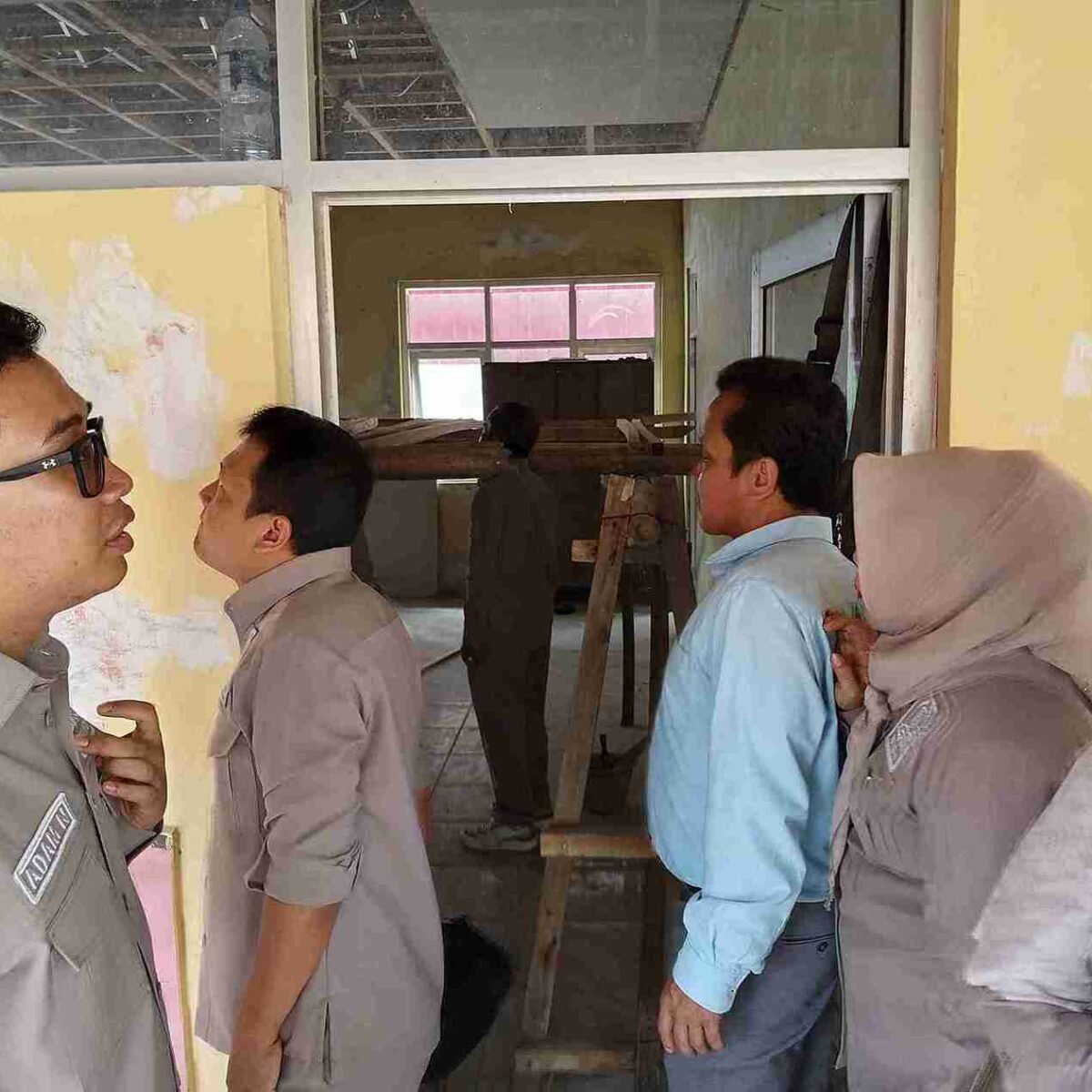 Foto : Komisi IV DPRD Majalengka saat meninjau pekerjaan sekolah yang sedang di perbaiki