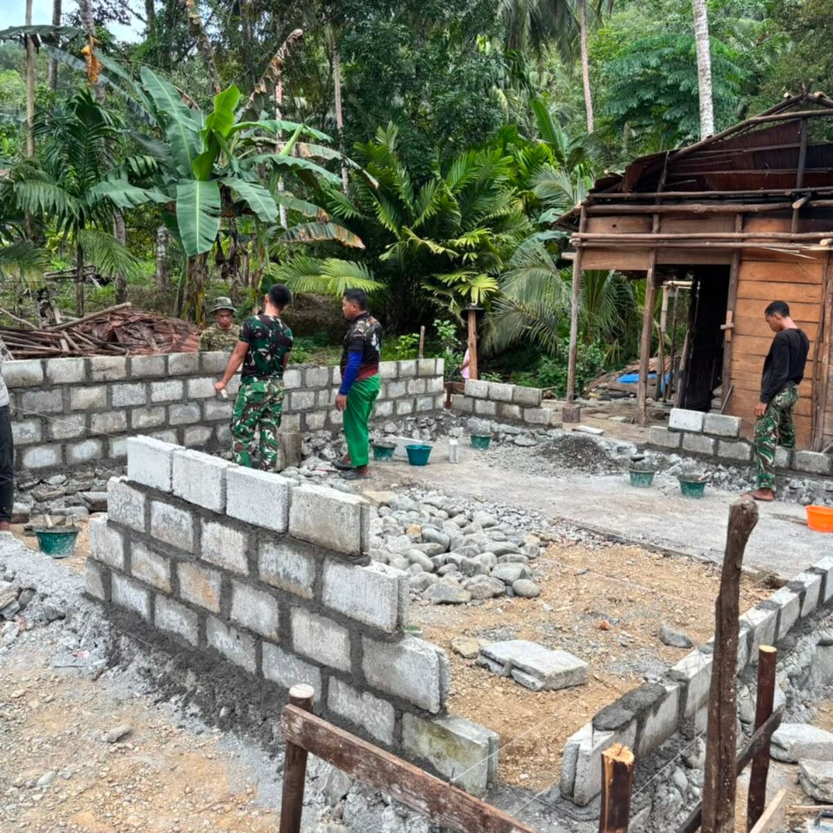 Karya Bakti TNI Mulai Bangun Rumah Samueli Buulolo Lewat Program RTLH Bantuan Presiden Prabowo