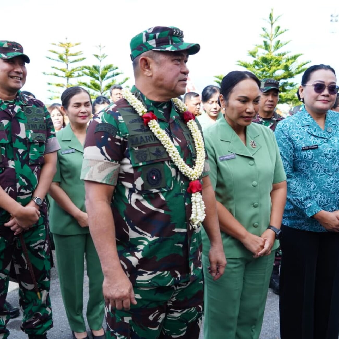 Pangdam I/BB Sambut Kedatangan KASAD dan Ketua Umum Persit KCK di Bandara DTB Silangit