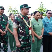 Pangdam I/BB Sambut Kedatangan KASAD dan Ketua Umum Persit KCK di Bandara DTB Silangit