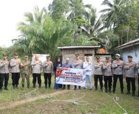 Pasutri di Beltim Menangis Bahagia Dihadapan Kapolda Babel, Dapat Bedah Rumah Jelang HUT Bhayangkara ke – 80
