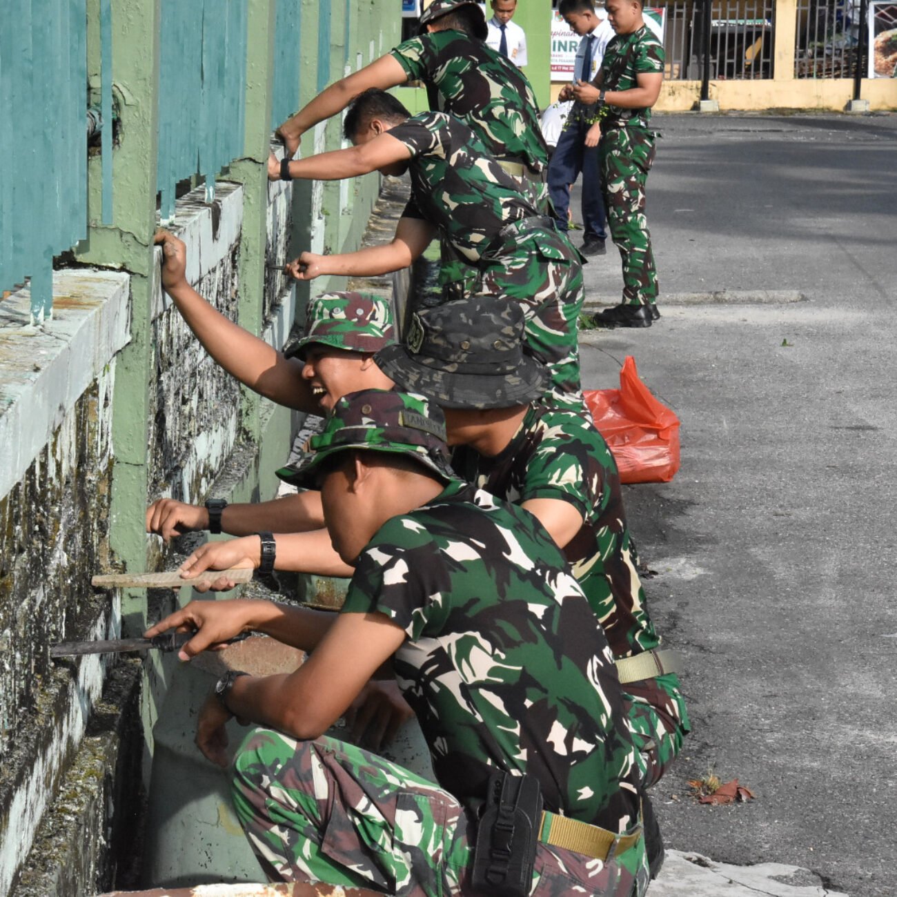 Danrem 031/Wira Bima Pimpin Aksi Bersih – Bersih di Sekolah Kartika Pekanbaru, Tanamkan Budaya Peduli Lingkungan kepada Para Pelajar