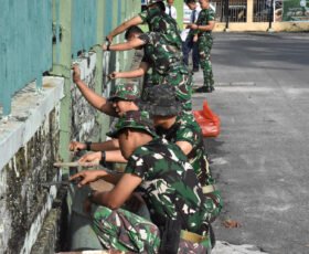 Danrem 031/Wira Bima Pimpin Aksi Bersih – Bersih di Sekolah Kartika Pekanbaru, Tanamkan Budaya Peduli Lingkungan kepada Para Pelajar