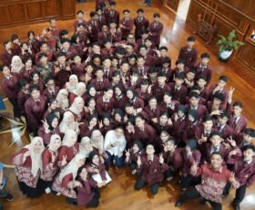 Ratusan Anak Sekolah Datangi Kantor Seskab, Ada Apa?