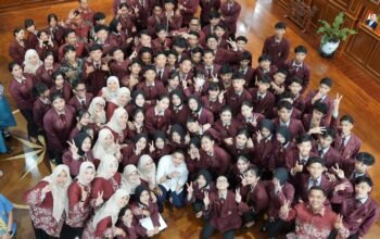 Ratusan Anak Sekolah Datangi Kantor Seskab, Ada Apa?
