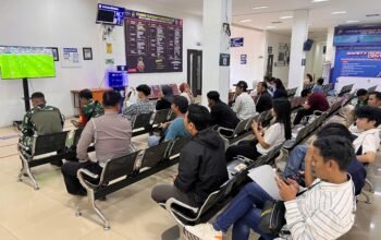 Ciptakan Suasana Nyaman, Satlantas Hadirkan Nobar Piala Dunia dan Pemohon SIM Bikin Antrean SIM Makin Ceria