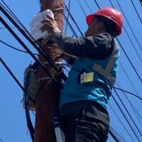 Tertibkan Jaringan Ilegal, Polres Padang Lawas Dampingi ICON Plus Pasang Label Peringatan di Tiang PLN
