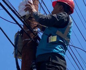Tertibkan Jaringan Ilegal, Polres Padang Lawas Dampingi ICON Plus Pasang Label Peringatan di Tiang PLN