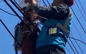 Tertibkan Jaringan Ilegal, Polres Padang Lawas Dampingi ICON Plus Pasang Label Peringatan di Tiang PLN