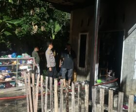 Personel Polsek Muara Dua Sigap Amankan TKP Kebakaran Rumah di Panggoi