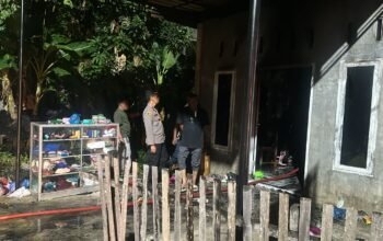 Personel Polsek Muara Dua Sigap Amankan TKP Kebakaran Rumah di Panggoi