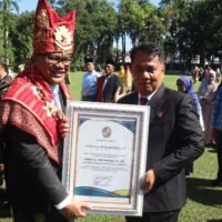 Di Momen 80 Tahun Deli Serdang dan Bhayangkara, Bupati Hadiahkan Fery Kusnadi Penghargaan