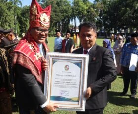 Di Momen 80 Tahun Deli Serdang dan Bhayangkara, Bupati Hadiahkan Fery Kusnadi Penghargaan