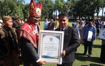 Di Momen 80 Tahun Deli Serdang dan Bhayangkara, Bupati Hadiahkan Fery Kusnadi Penghargaan