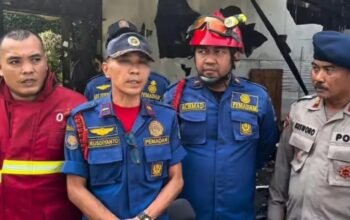 Brimob Polda Metro Jaya Bantu Padamkan Kebakaran Dua Kios di Ciputat