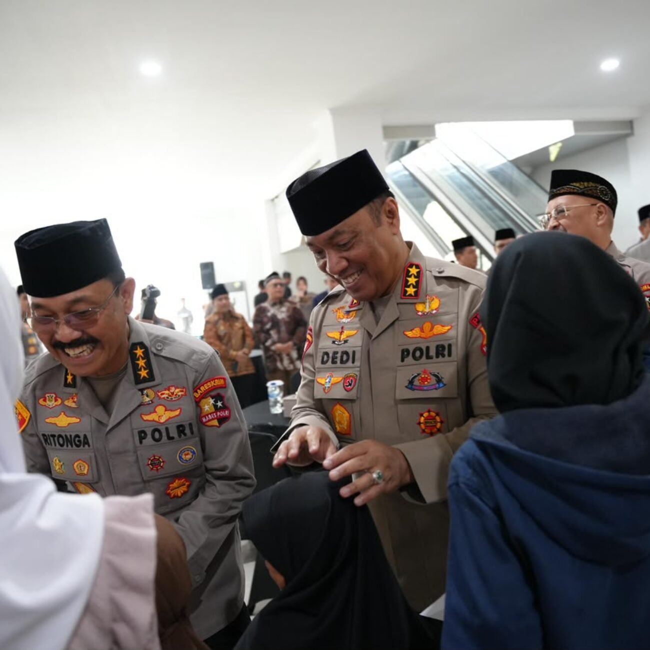 Revitalisasi Masjid Panggilan Sujud, Wakapolri Berbagi Kebahagiaan Bersama Anak-Anak Yatim