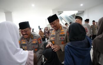 Revitalisasi Masjid Panggilan Sujud, Wakapolri Berbagi Kebahagiaan Bersama Anak-Anak Yatim