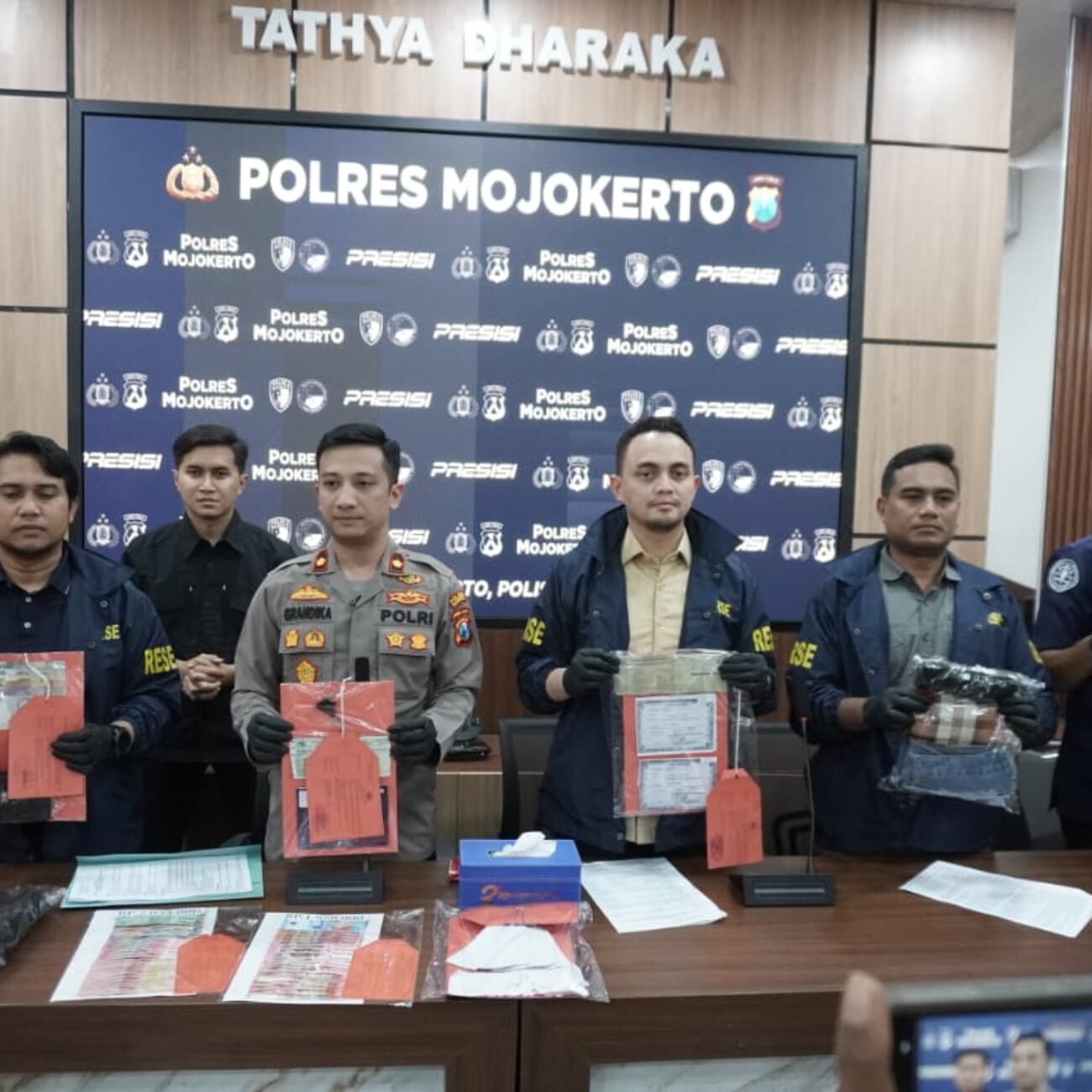 Polres Mojokerto Ungkap Kasus Penipuan Modus Uang Gaib, Dua Tersangka Diamankan di Malang
