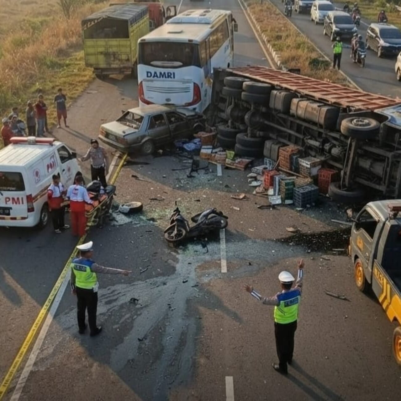 Tragedi Jumat Pagi di Jalur Tengkorak Tangkel, 5 Kendaraan Ringsek, 2 Tewas di Akses Suramadu