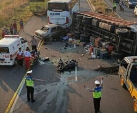 Tragedi Jumat Pagi di Jalur Tengkorak Tangkel, 5 Kendaraan Ringsek, 2 Tewas di Akses Suramadu