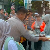 Polda Metro Jaya Gelar Randurlap, Bagikan Makanan Gratis di Bundaran HI
