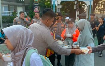 Polda Metro Jaya Gelar Randurlap, Bagikan Makanan Gratis di Bundaran HI