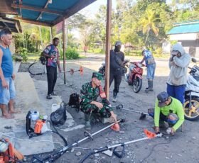 Babinsa Koramil Mapurujaya Bersama Warga Bersihkan TPU Kampung Hiripau