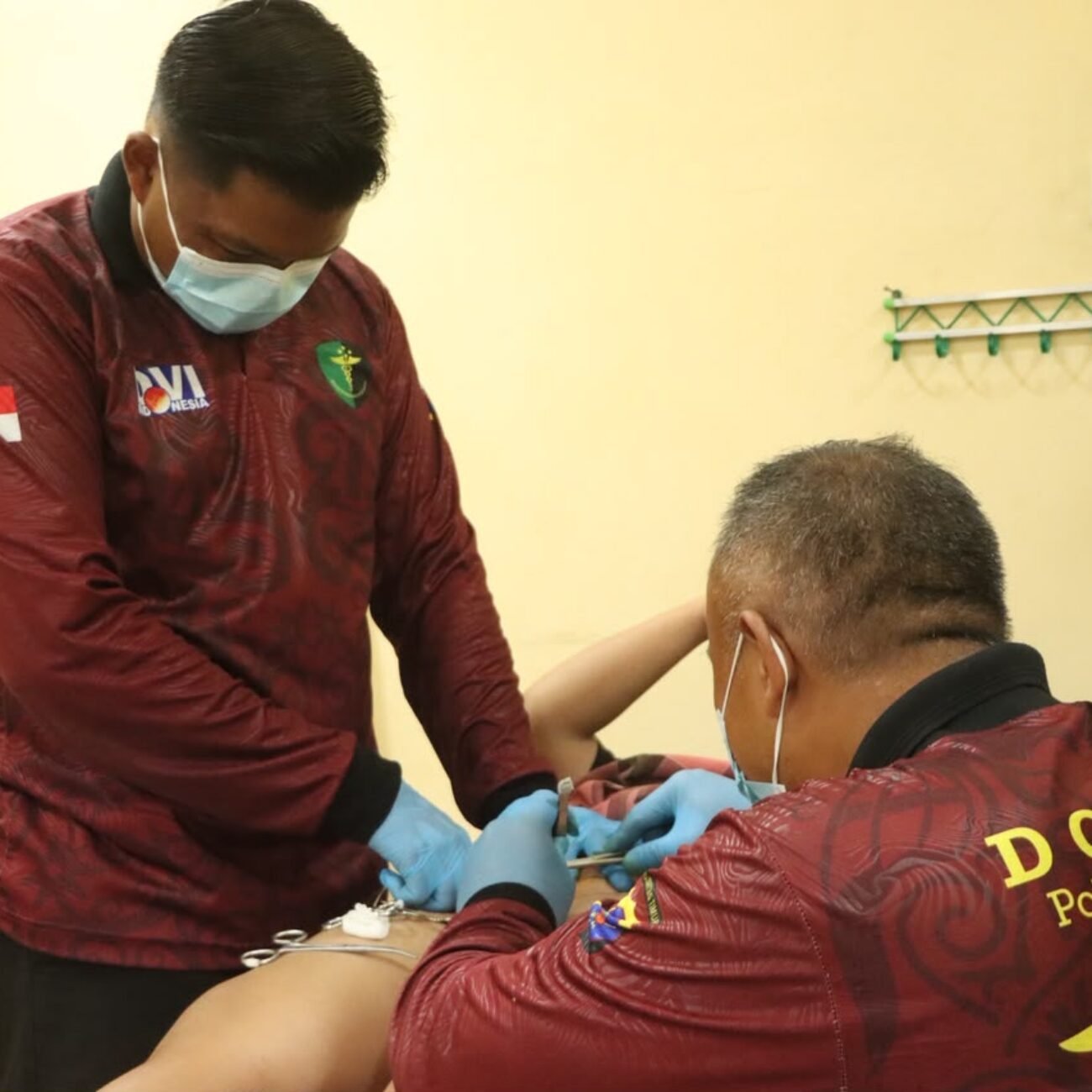 Dokkes Polres Kutim Berikan Pelayanan Maksimal Pada Sunatan Massal Hari Bhayangkara Ke-80