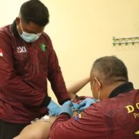 Dokkes Polres Kutim Berikan Pelayanan Maksimal Pada Sunatan Massal Hari Bhayangkara Ke-80