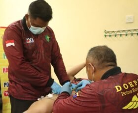 Dokkes Polres Kutim Berikan Pelayanan Maksimal Pada Sunatan Massal Hari Bhayangkara Ke-80