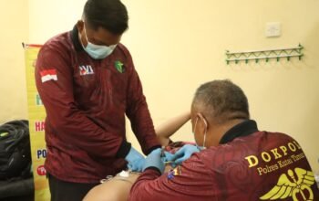 Dokkes Polres Kutim Berikan Pelayanan Maksimal Pada Sunatan Massal Hari Bhayangkara Ke-80
