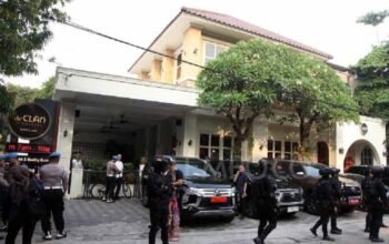 Penggeledahan Cafe de’ CLAN Signature : Polisi Temukan Tumpukan USD dan SGD di dalam Brankas Rahasia