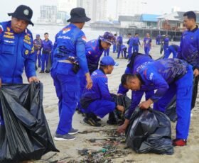 Peduli Lingkungan Dan Wujudkan Pesisir ASRi, Ditpolairud Polda Kaltim Gelar Aksi Bersih Pantai