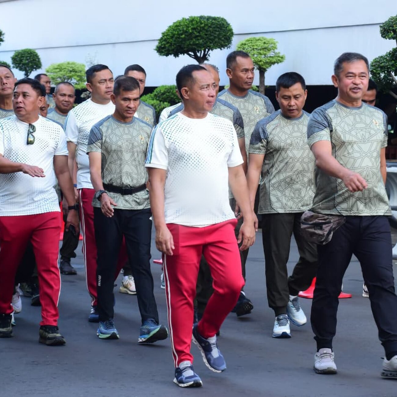Panglima TNI dan Kasad Perkuat Soliditas Melalui Olahraga Bersama Prajurit