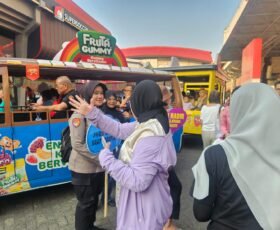 Polwan Polres Jakpus Patroli Jalan Kaki di PRJ, Beri Rasa Aman dan Imbau Pengunjung Tetap Waspada