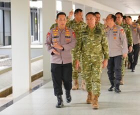 Kapolri Perkuat Soliditas TNI-Polri Lewat Silaturahmi dengan Panglima TNI di Mabes TNI