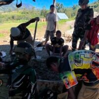 ” Bukan Baru yang menyatukan kita tapi kasih ” Satgas Yonif 645/GTY Pos Kurima melaksanakan Gotong – Royong untuk pembangunan Klasis di Tanah Papua