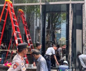 Mobil Tabrak Kaca Gedung di Kebayoran Baru, Pengemudi dan Pengelola Capai Kesepakatan